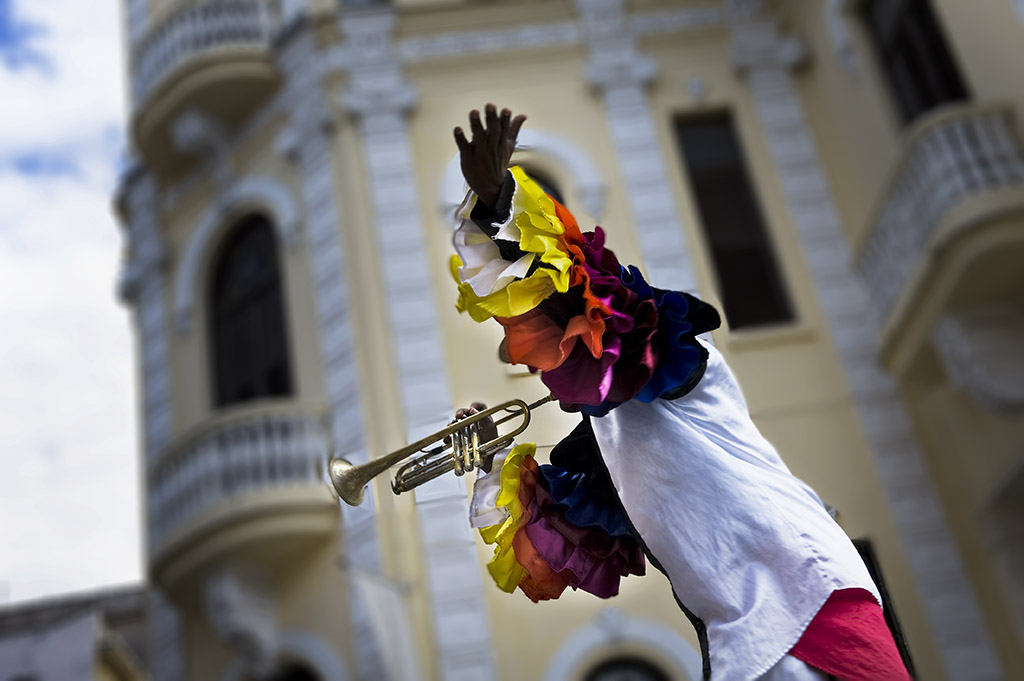 Trumpeter on stilts, Trompetista sobre zancos, Photo by Chip Cooper